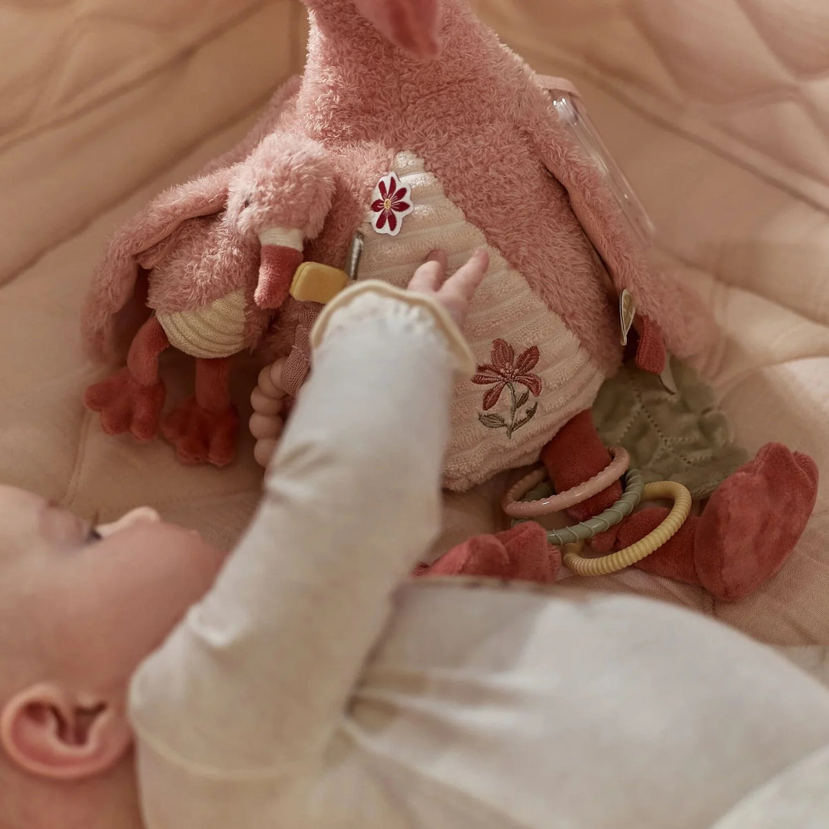 Peluche d’activités flamant rose Safari Friends avec textures, anneau de dentition et perles sonores. Idéale dès la naissance. LITTLE DUTCH