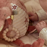 Peluche d’activités flamant rose Safari Friends avec textures, anneau de dentition et perles sonores. Idéale dès la naissance. LITTLE DUTCH