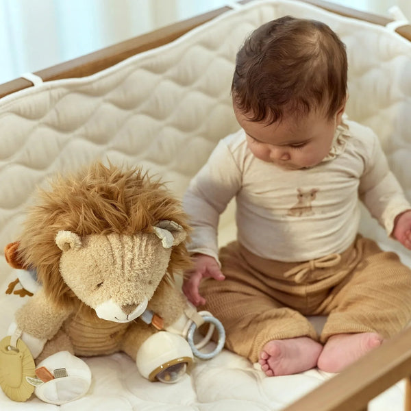 Peluche d’activités lion Safari Friends : un compagnon sensoriel doux pour éveiller bébé dès la naissance.LITTLE DUTCH