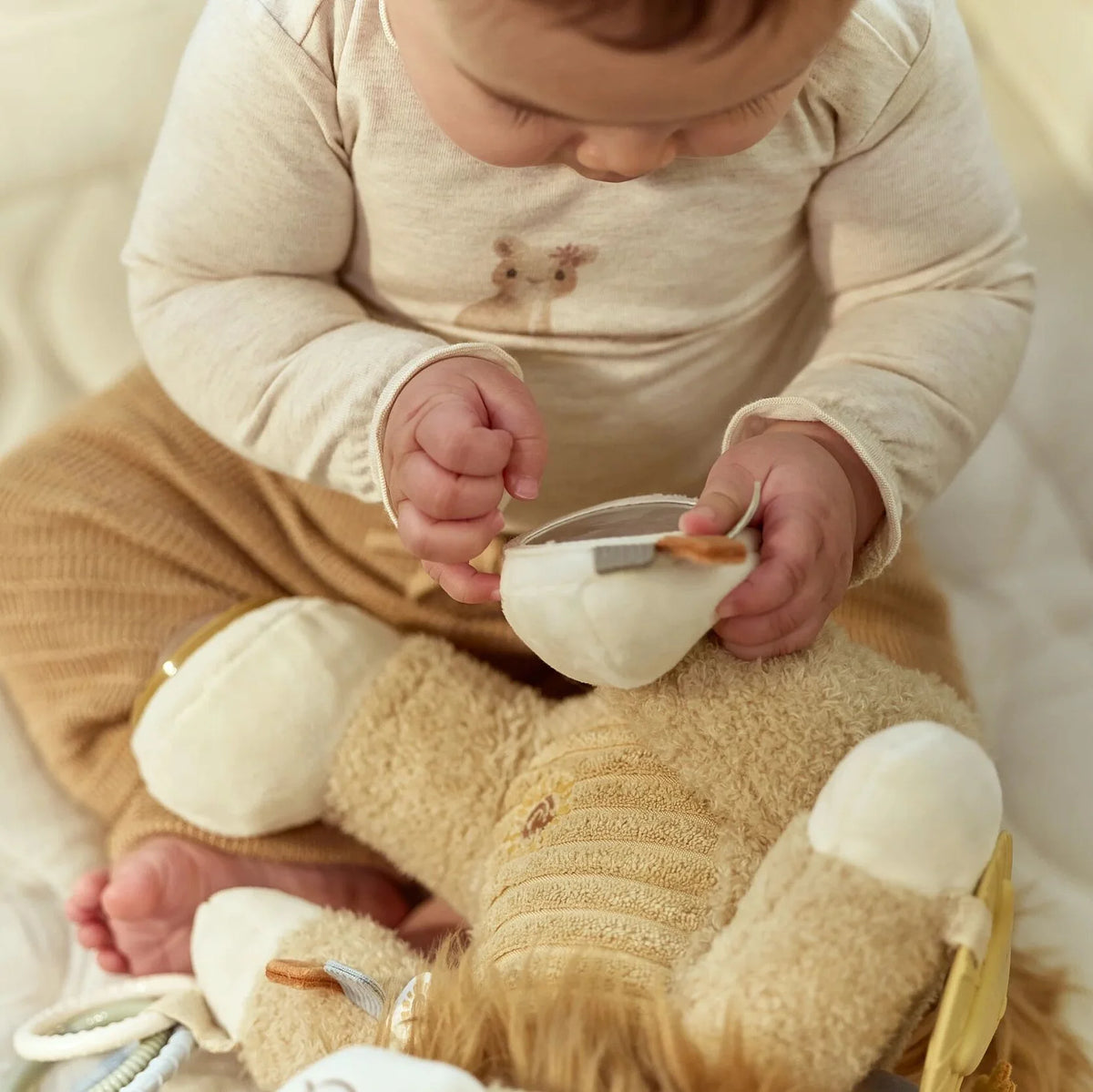 Peluche d’activités lion Safari Friends : un compagnon sensoriel doux pour éveiller bébé dès la naissance.LITTLE DUTCH