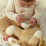 Peluche d’activités lion Safari Friends : un compagnon sensoriel doux pour éveiller bébé dès la naissance.LITTLE DUTCH