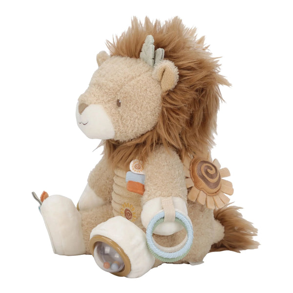 Peluche d’activités lion Safari Friends : un compagnon sensoriel doux pour éveiller bébé dès la naissance.LITTLE DUTCH