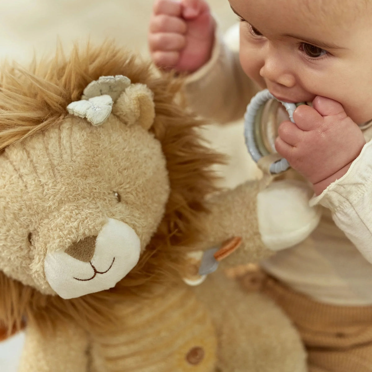 Peluche d’activités lion Safari Friends : un compagnon sensoriel doux pour éveiller bébé dès la naissance.LITTLE DUTCH