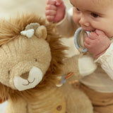 Peluche d’activités lion Safari Friends : un compagnon sensoriel doux pour éveiller bébé dès la naissance.LITTLE DUTCH