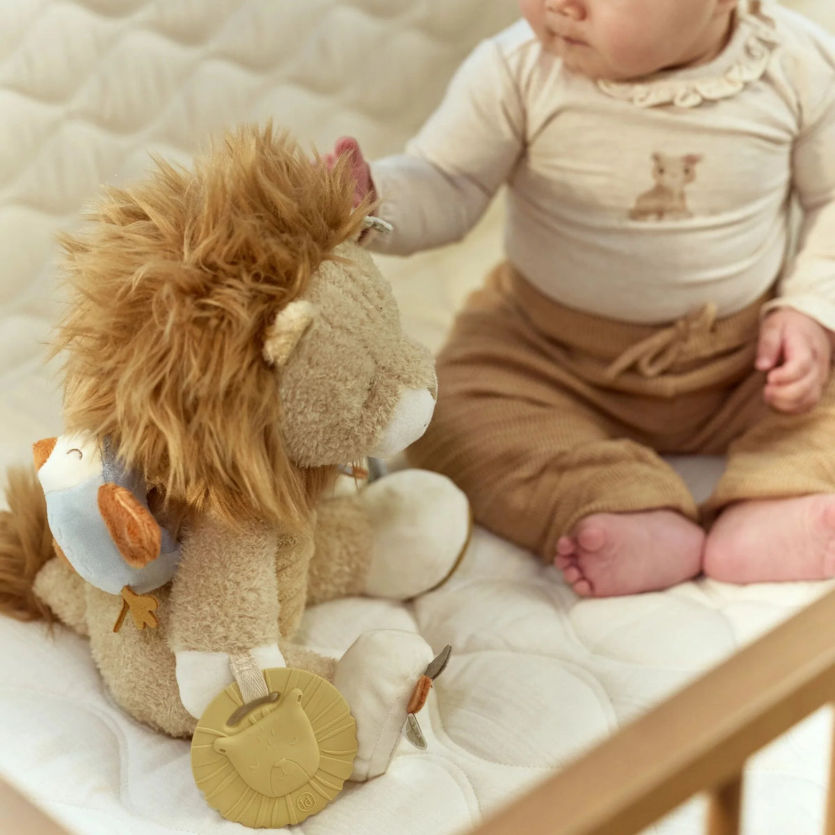 Peluche d’activités lion Safari Friends : un compagnon sensoriel doux pour éveiller bébé dès la naissance.LITTLE DUTCH