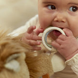 Peluche d’activités lion Safari Friends : un compagnon sensoriel doux pour éveiller bébé dès la naissance.LITTLE DUTCH
