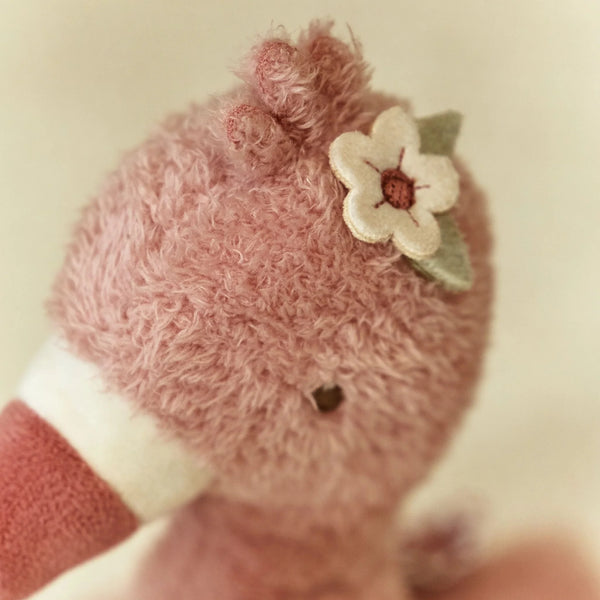 Peluche flamant rose 32 cm : un compagnon doux et sensoriel pour câliner bébé dès la naissance. LITTLE DUTCH