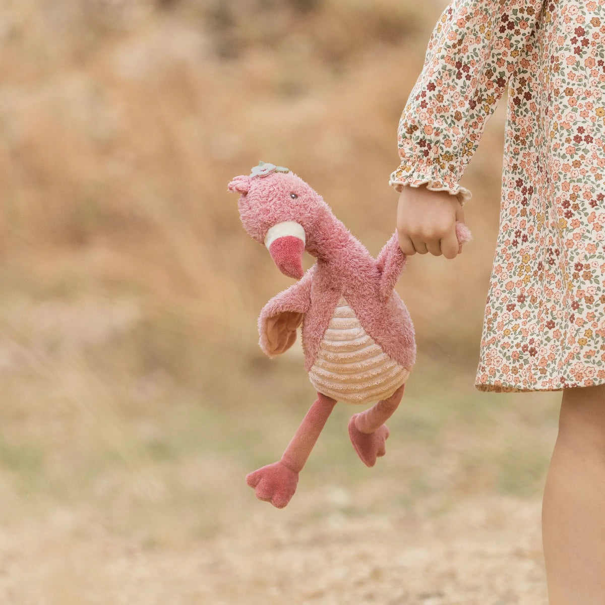Peluche flamant rose 32 cm : un compagnon doux et sensoriel pour câliner bébé dès la naissance.