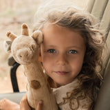 Peluche girafe Safari Friends douce et rassurante. Un compagnon idéal dès la naissance pour jouer et câliner. Little Dutch