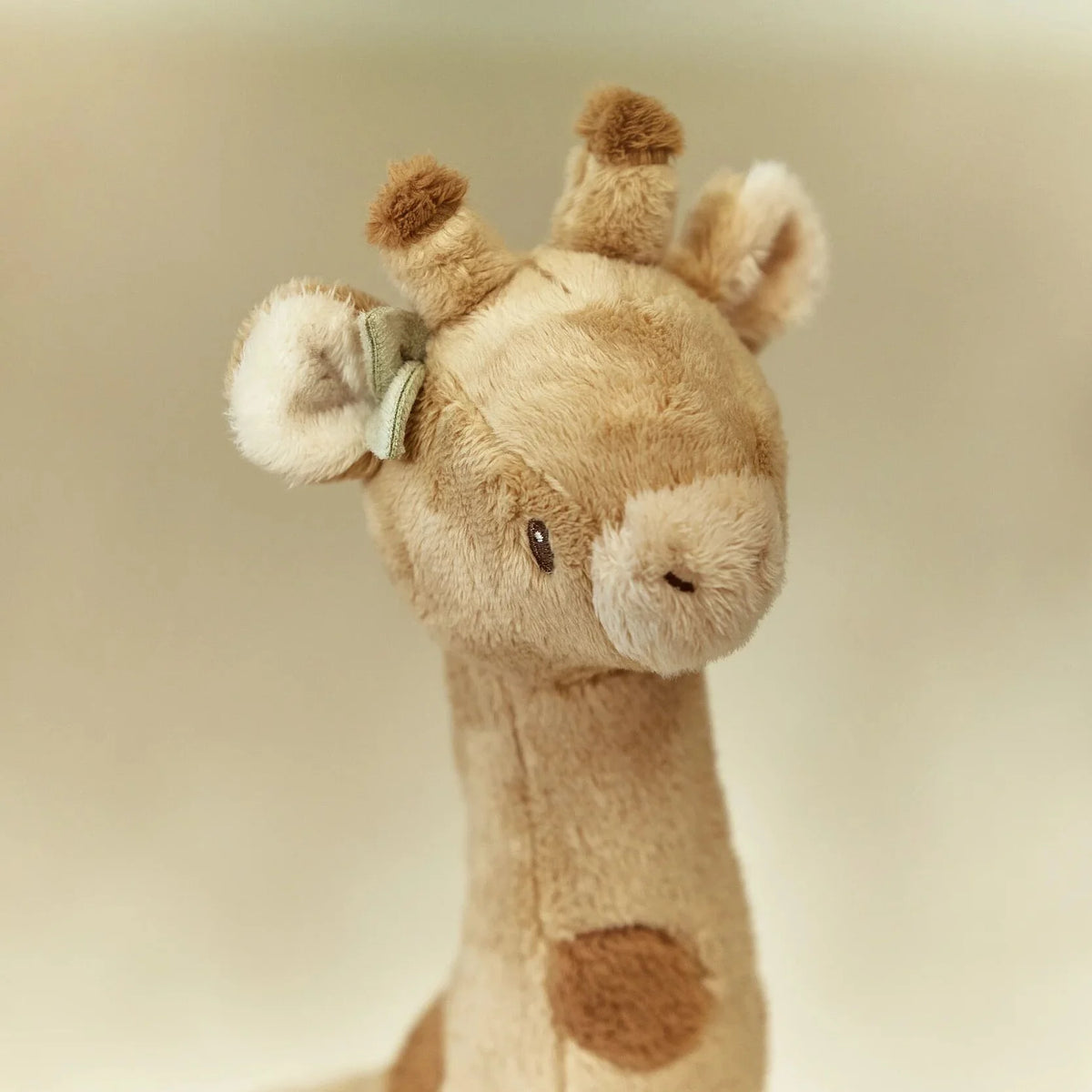 Peluche girafe Safari Friends douce et rassurante. Un compagnon idéal dès la naissance pour jouer et câliner. Little Dutch