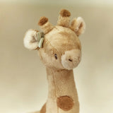 Peluche girafe Safari Friends douce et rassurante. Un compagnon idéal dès la naissance pour jouer et câliner. Little Dutch