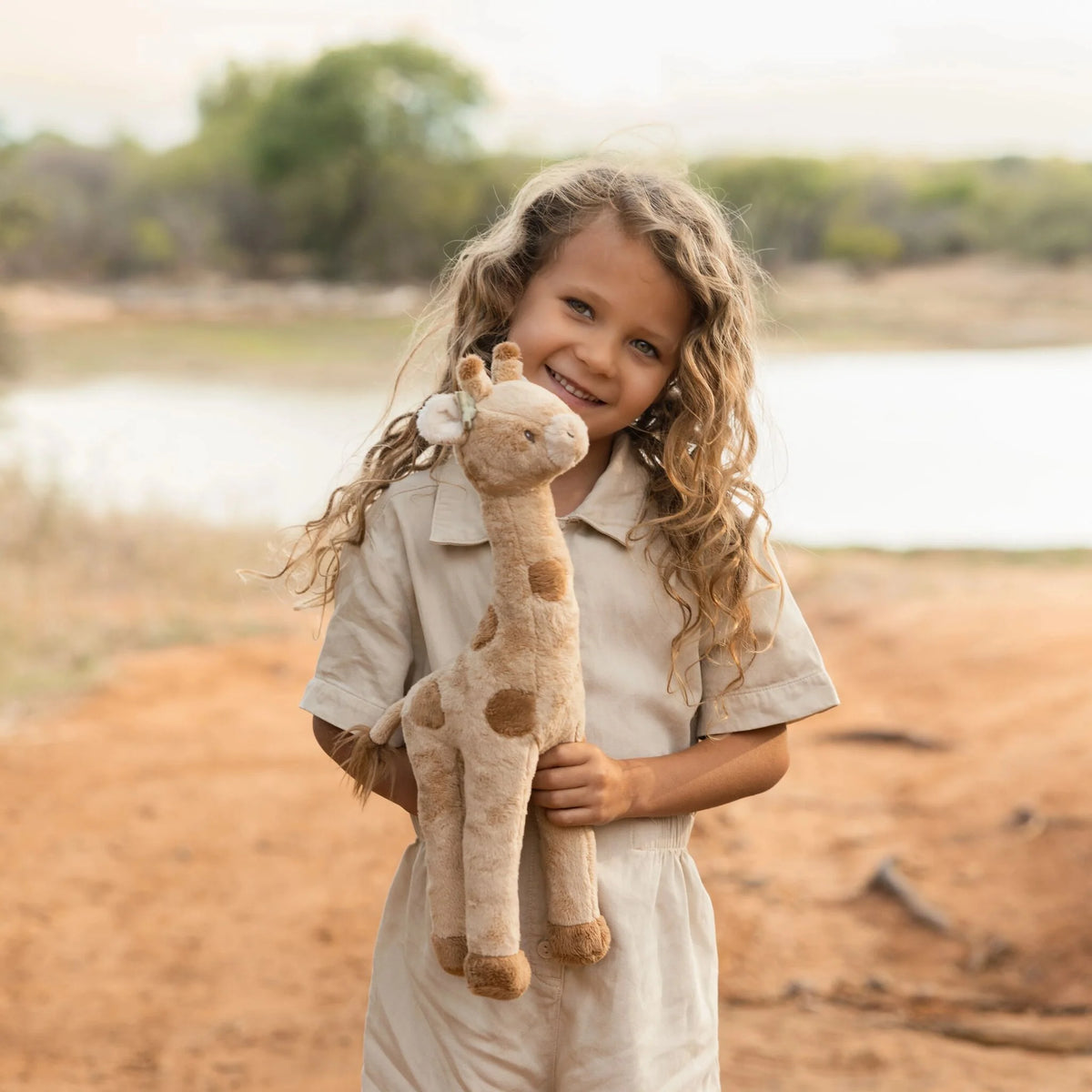 Peluche girafe Safari Friends douce et rassurante. Un compagnon idéal dès la naissance pour jouer et câliner. Little Dutch