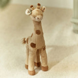Peluche girafe Safari Friends douce et rassurante. Un compagnon idéal dès la naissance pour jouer et câliner. Little Dutch