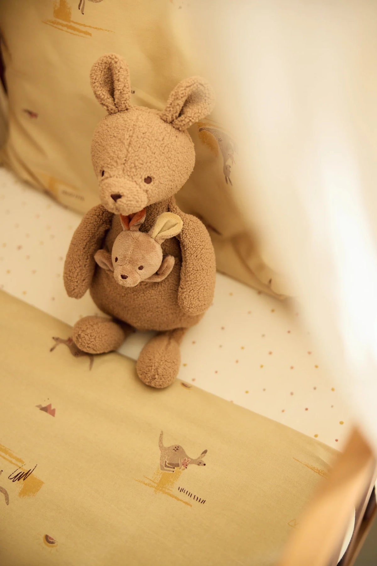 Peluche kangourou bébé avec bébé amovible – douce et câline