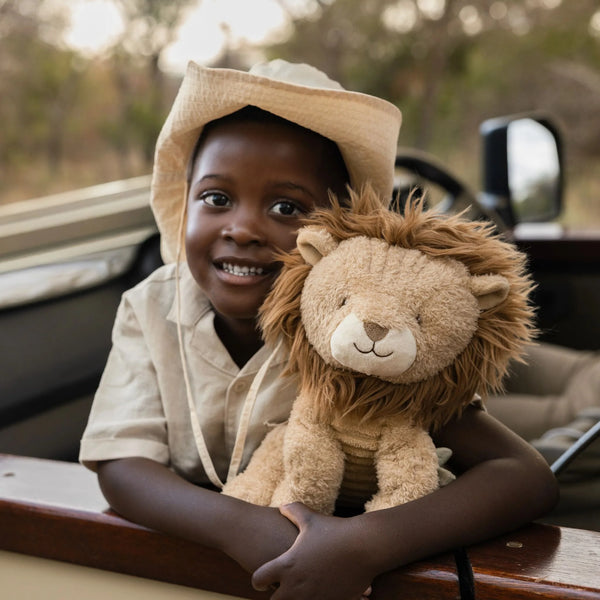 Peluche lion douce et rassurante de 25 cm. Un compagnon câlin idéal dès la naissance pour jouer et se réconforter.