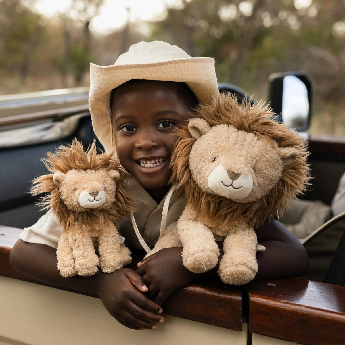 Peluche lion douce et rassurante de 25 cm. Un compagnon câlin idéal dès la naissance pour jouer et se réconforter.