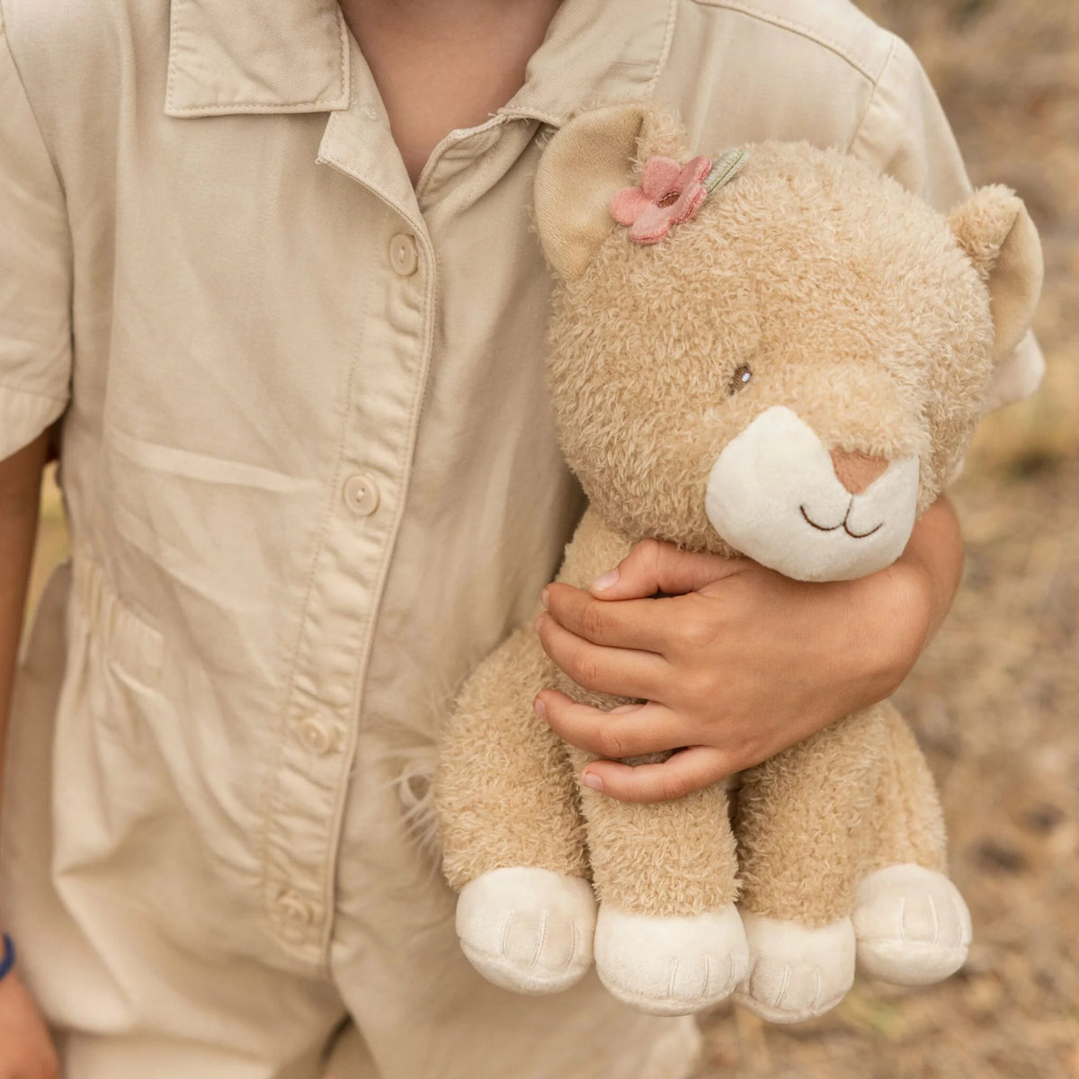 Peluche lionne 25 cm : une compagne douce et rassurante pour accompagner bébé dès la naissance.