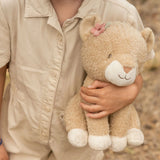 Peluche lionne 25 cm : une compagne douce et rassurante pour accompagner bébé dès la naissance.