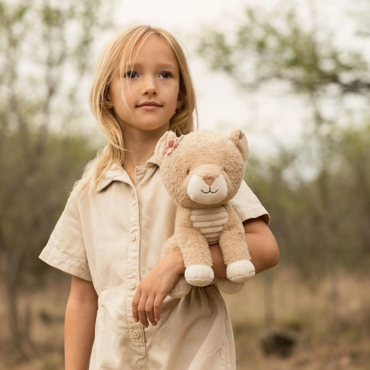 Peluche lionne 25 cm : une compagne douce et rassurante pour accompagner bébé dès la naissance.