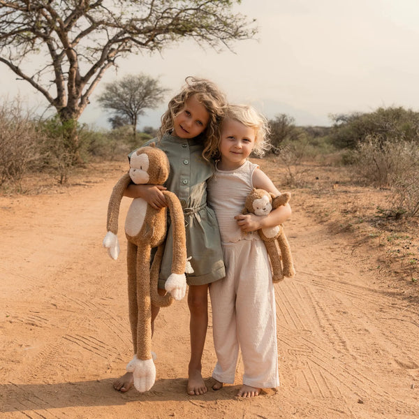 Peluche singe Safari Friends : un compagnon tout doux pour éveiller et rassurer bébé dès la naissance. LITTLE DUTCH
