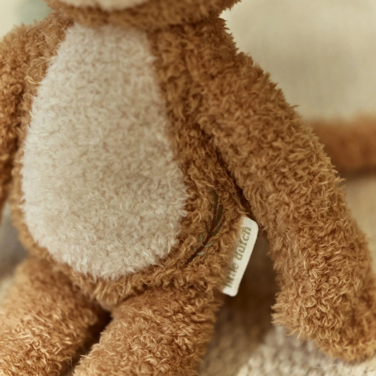 Peluche singe Safari Friends : un compagnon tout doux pour éveiller et rassurer bébé dès la naissance. LITTLE DUTCH