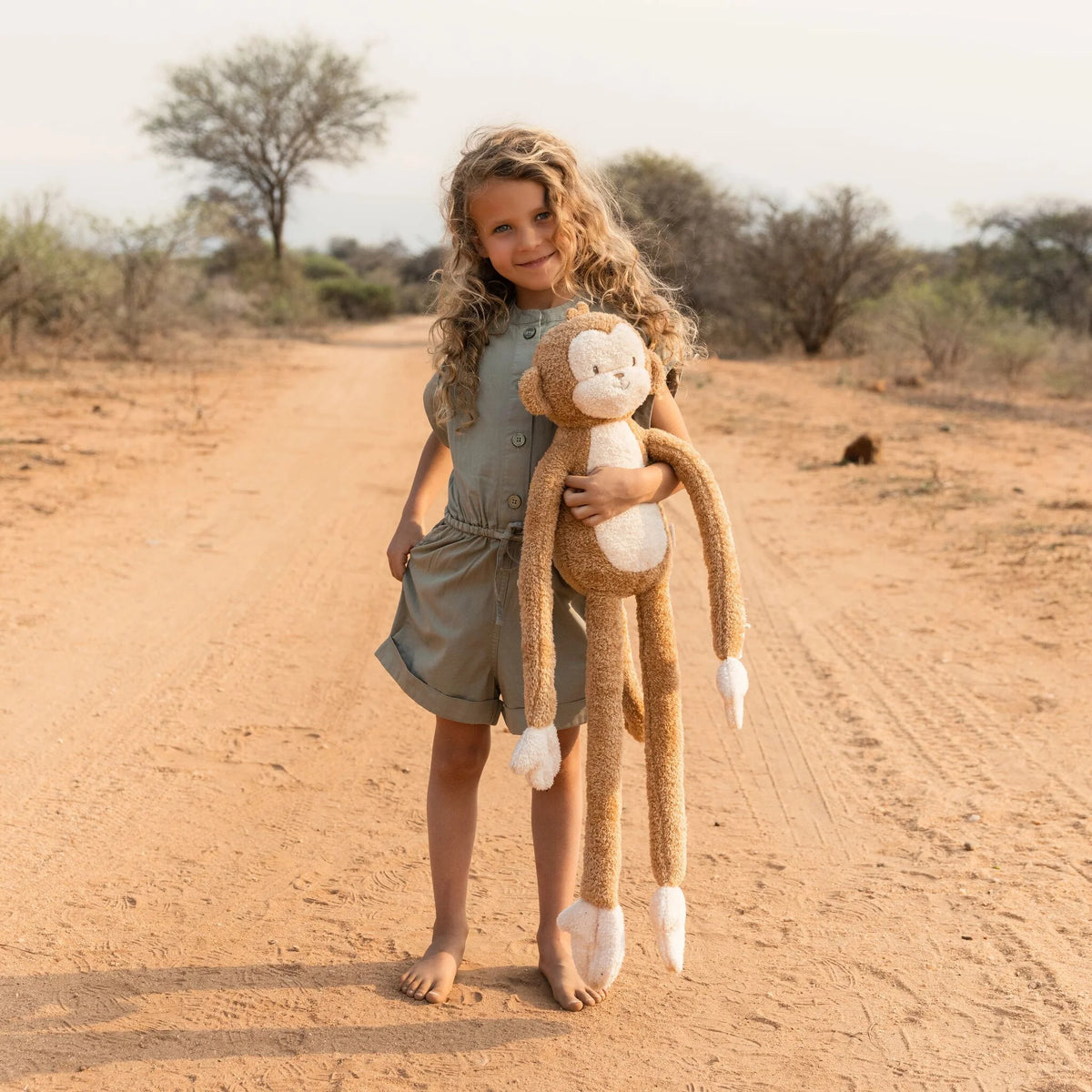 Peluche singe XL Safari Friends : le compagnon géant parfait pour des câlins et des aventures dès 12 mois. LITTLE DUTCH