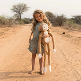 Peluche singe XL Safari Friends : le compagnon géant parfait pour des câlins et des aventures dès 12 mois. LITTLE DUTCH