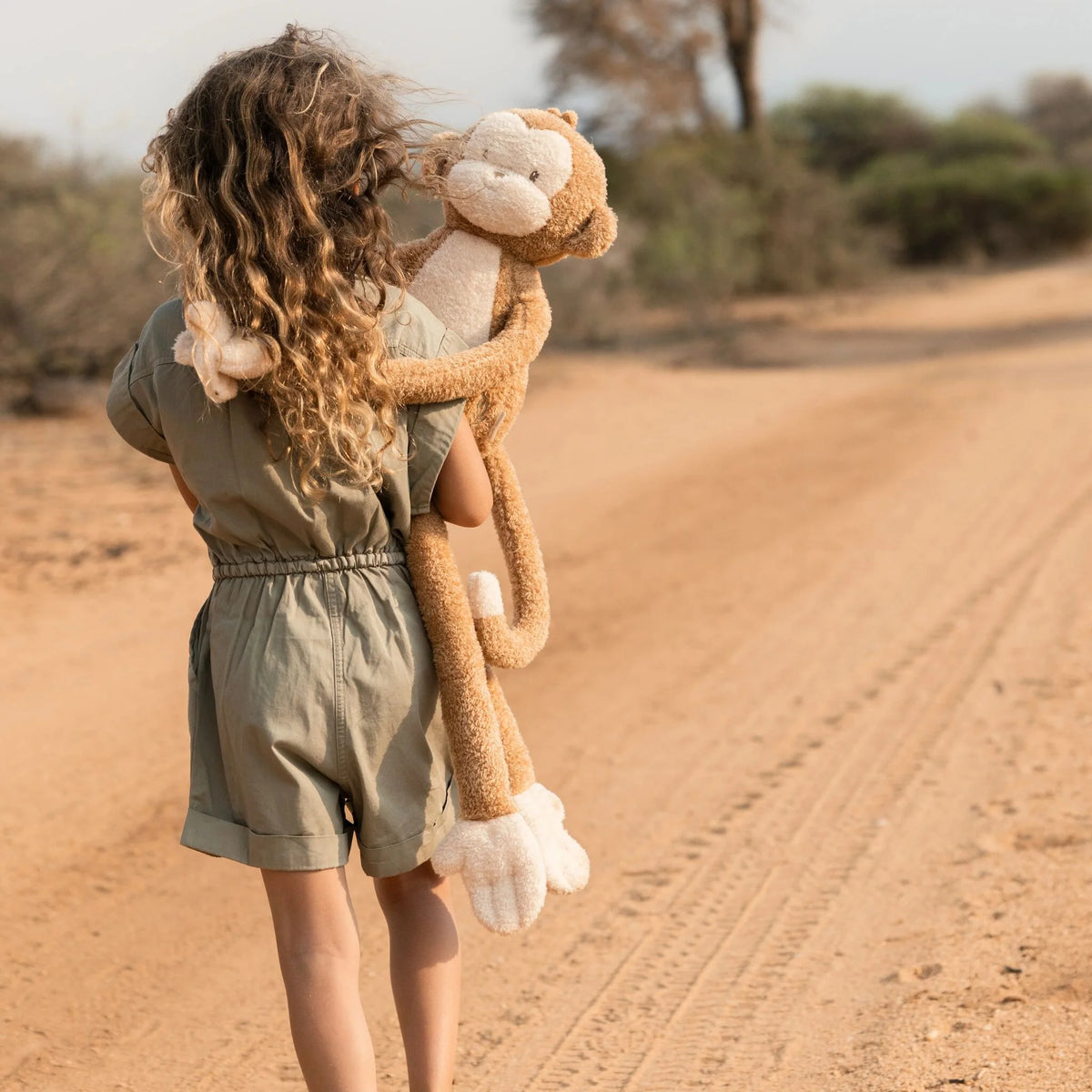 Peluche singe XL Safari Friends : le compagnon géant parfait pour des câlins et des aventures dès 12 mois. LITTLE DUTCH
