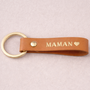 Porte-clé Maman camel en cuir double face avec cœur, bords cirés. Fabrication française. Cadeau papa élégant, durable et plein de sens.