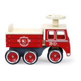 Porteur camion de pompier en bois dès 18 mois. Stable, 6 roues silencieuses et coffre de rangement intégré.