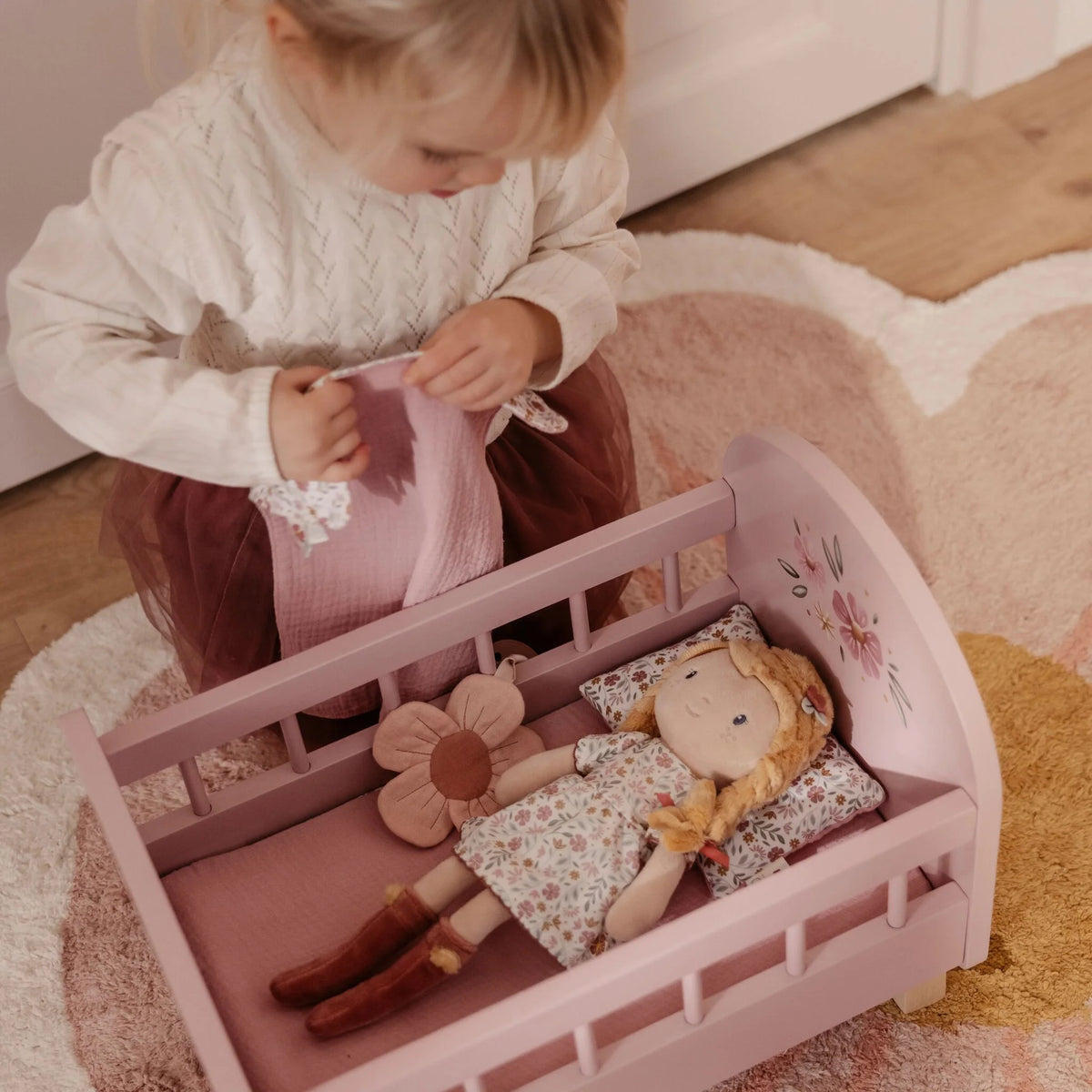 Poupée en peluche 35 cm toute douce dès 12 mois. Doudou rassurant pour câlins, jeux calmes et imagination.