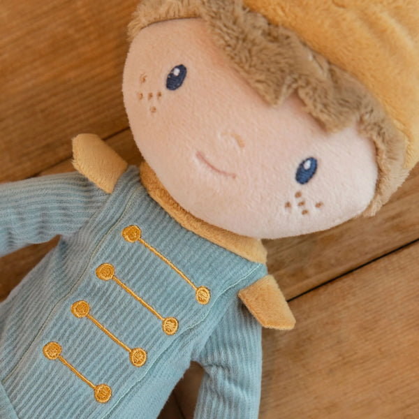 Poupée en tissu 35 cm Prince Jim, douce et royale. Idéale dès 12 mois pour stimuler l’imagination. Une belle poupée souple pour un bébé de 1 an