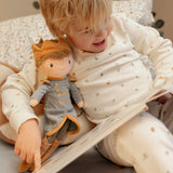 Poupée en tissu 35 cm Prince Jim, douce et royale. Idéale dès 12 mois pour stimuler l’imagination. Une belle poupée souple pour un bébé de 1 an