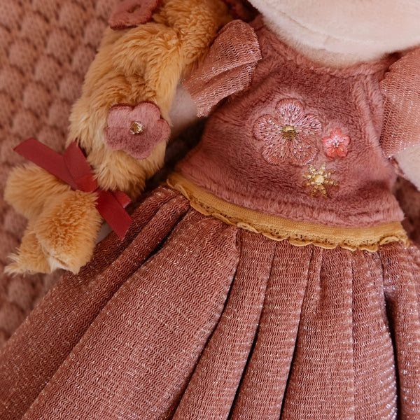 Poupée princesse 35 cm douce et souple. Idéale dès 12 mois pour stimuler l’imagination et les jeux féeriques.
