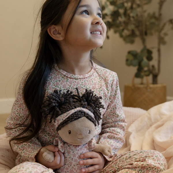 Poupon avec couffin et accessoires – Bébé Evi 12 mois+