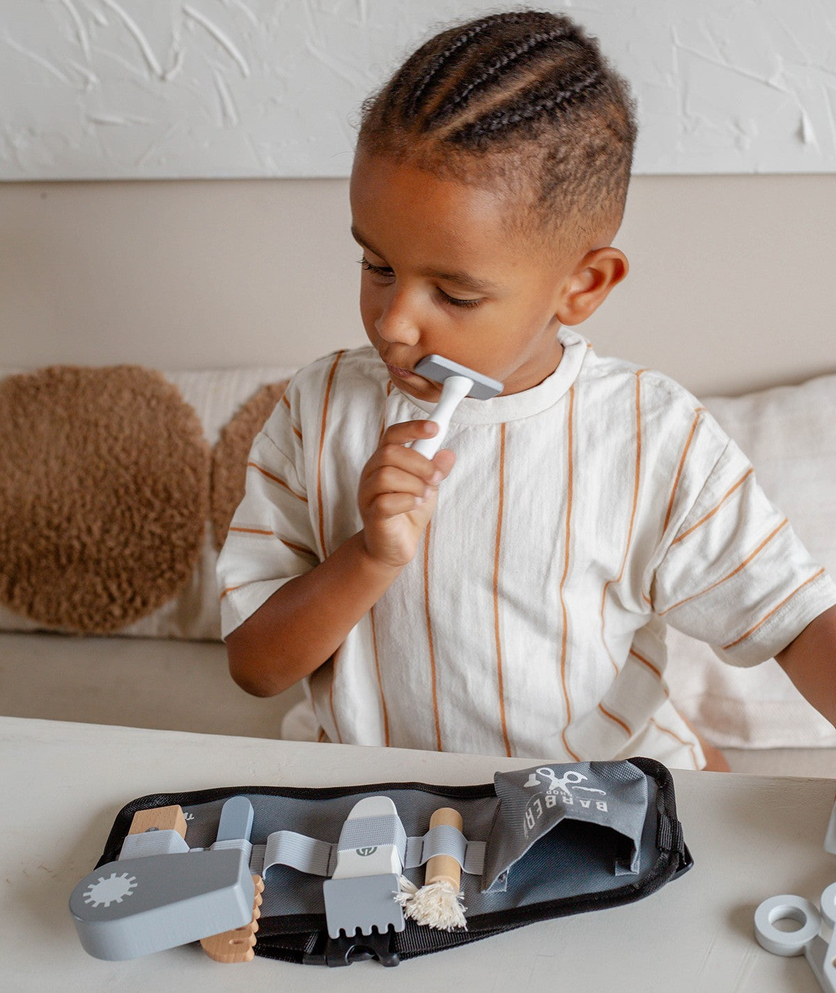 Kit coiffeur barbier en bois pour enfant dès 3 ans. Jeu d’imitation avec accessoires pour stimuler imagination et motricité.