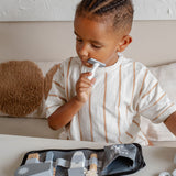Kit coiffeur barbier en bois pour enfant dès 3 ans. Jeu d’imitation avec accessoires pour stimuler imagination et motricité.
