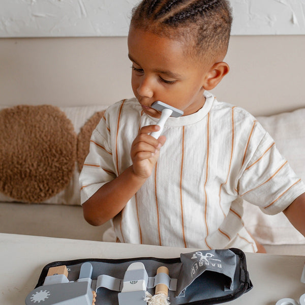 Kit coiffeur barbier en bois pour enfant dès 3 ans. Jeu d’imitation avec accessoires pour stimuler imagination et motricité.