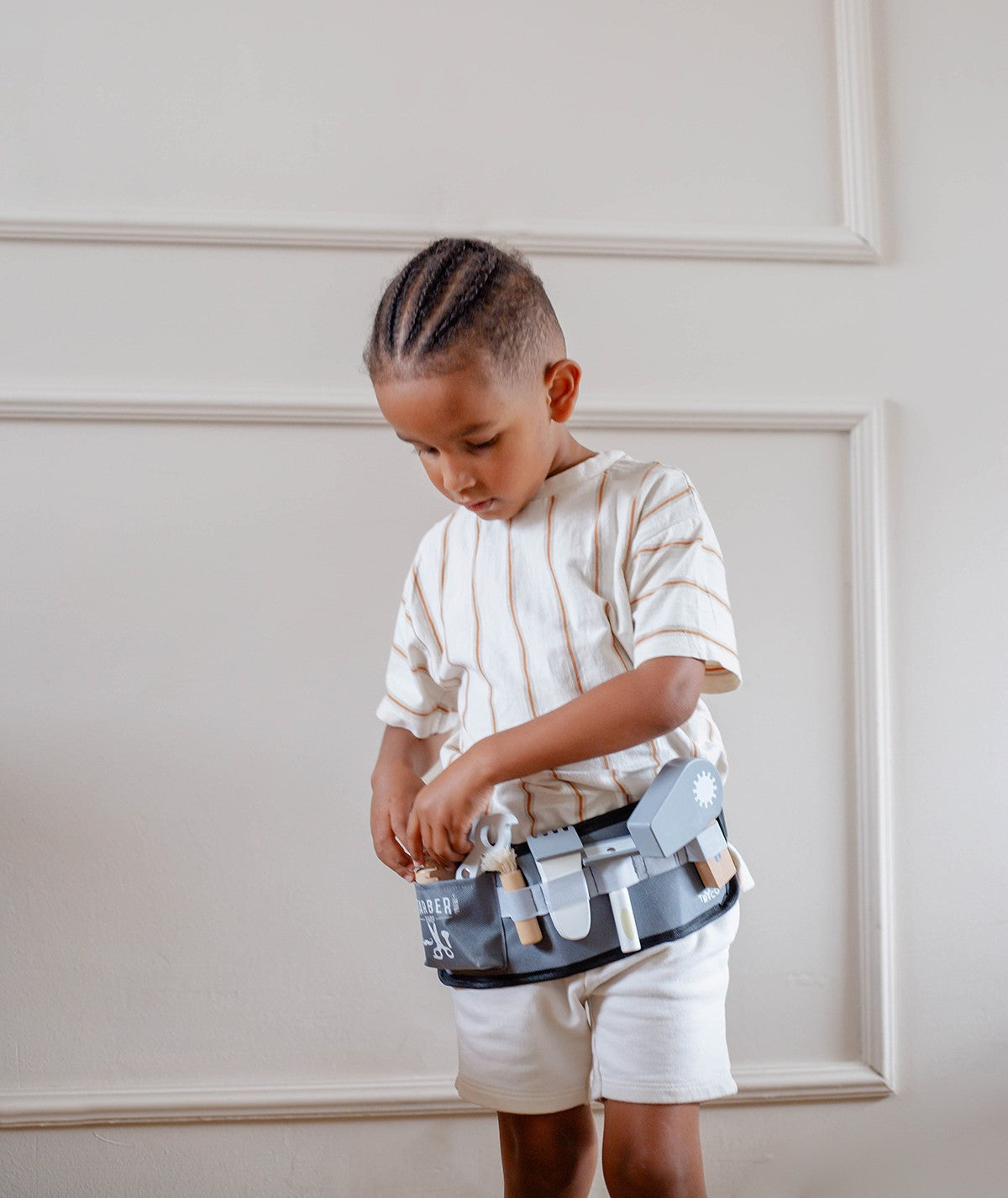 Kit coiffeur barbier en bois pour enfant dès 3 ans. Jeu d’imitation avec accessoires pour stimuler imagination et motricité.