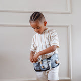Kit coiffeur barbier en bois pour enfant dès 3 ans. Jeu d’imitation avec accessoires pour stimuler imagination et motricité.
