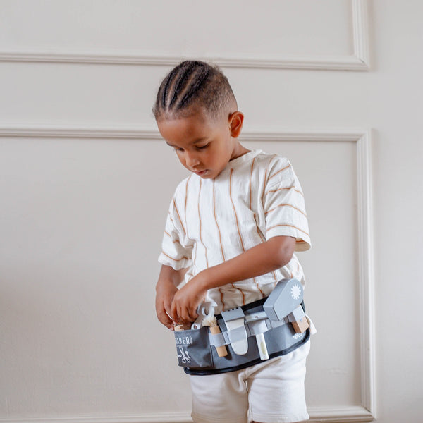 Kit coiffeur barbier en bois pour enfant dès 3 ans. Jeu d’imitation avec accessoires pour stimuler imagination et motricité.