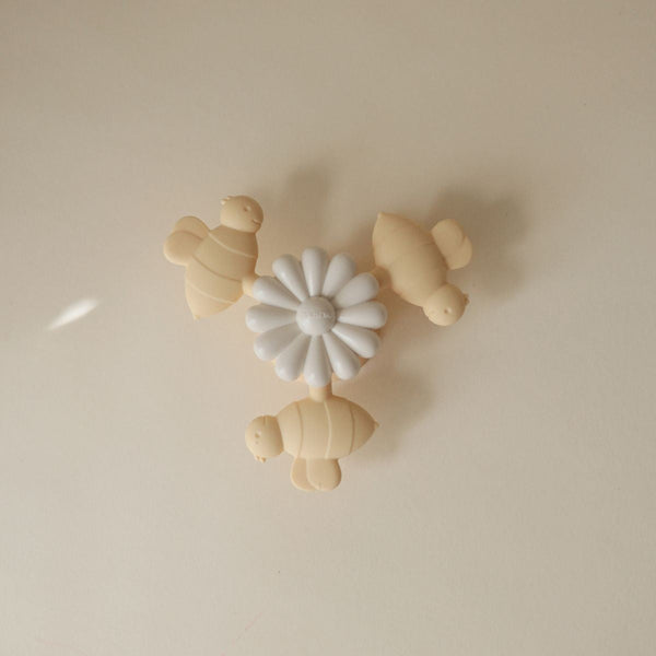Spinner Abeilles et Fleur Mushie – jouet sensoriel avec ventouse mushie
