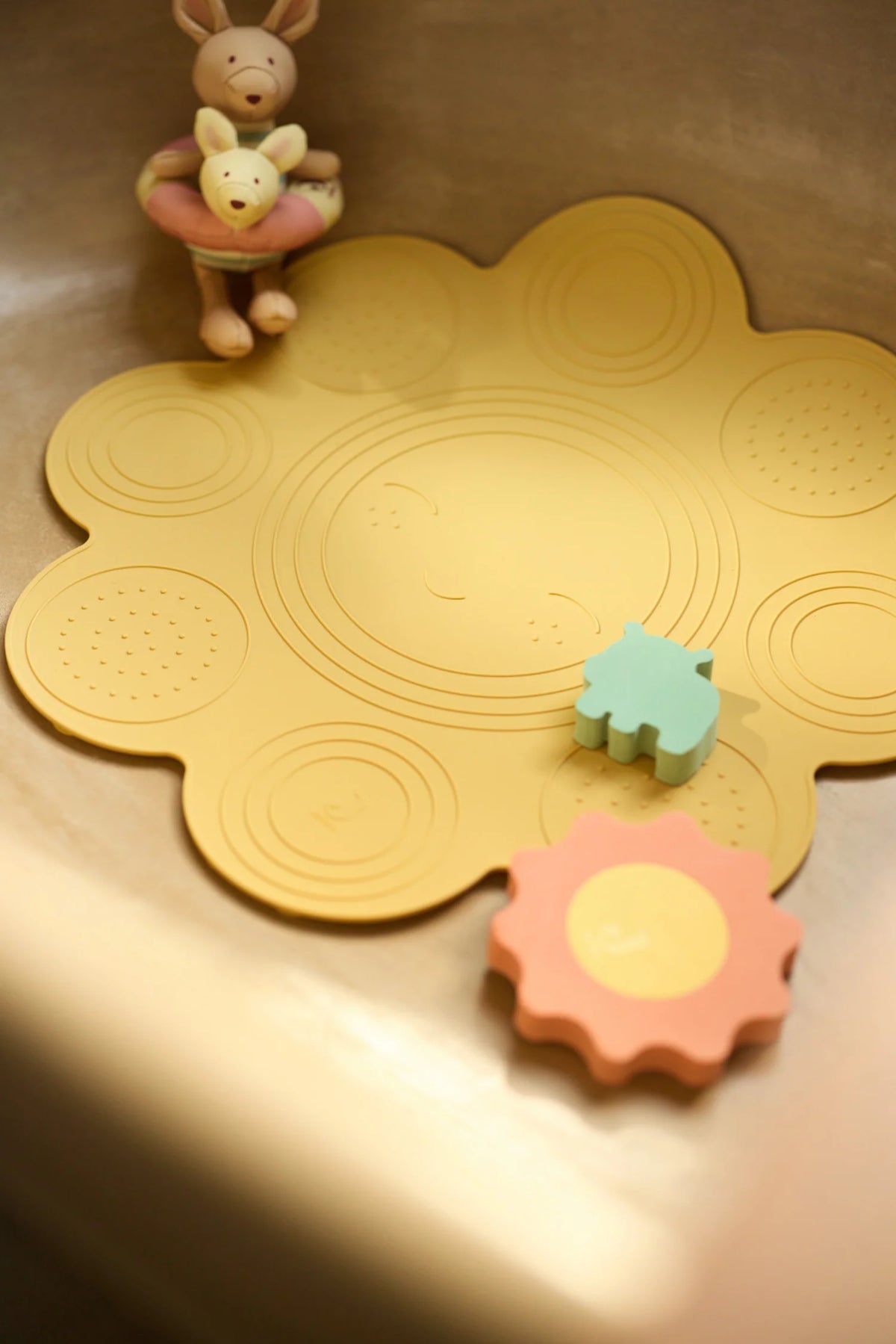 Offrez à votre bébé un bain sécurisé et amusant avec le tapis de bain silicone Sun Honey. Antidérapant, durable et facile à nettoyer – parfait dès la naissance !