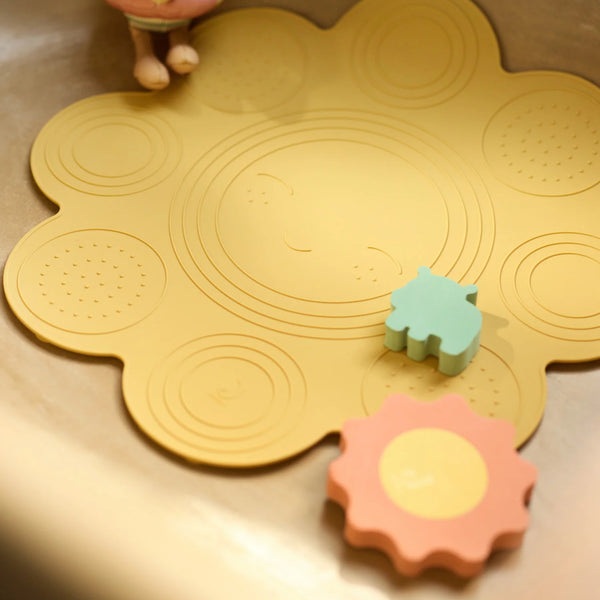Offrez à votre bébé un bain sécurisé et amusant avec le tapis de bain silicone Sun Honey. Antidérapant, durable et facile à nettoyer – parfait dès la naissance !