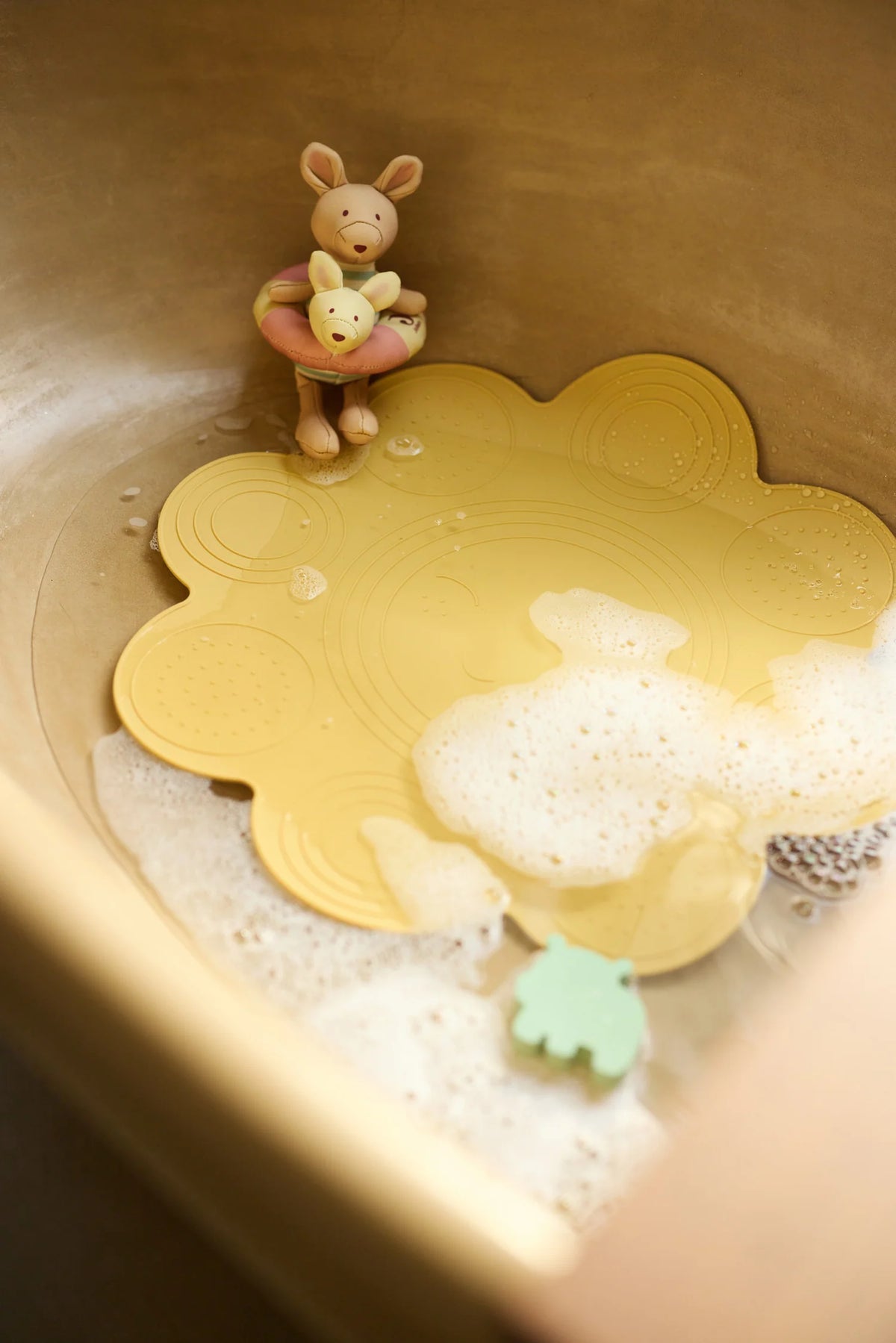 Offrez à votre bébé un bain sécurisé et amusant avec le tapis de bain silicone Sun Honey. Antidérapant, durable et facile à nettoyer – parfait dès la naissance !