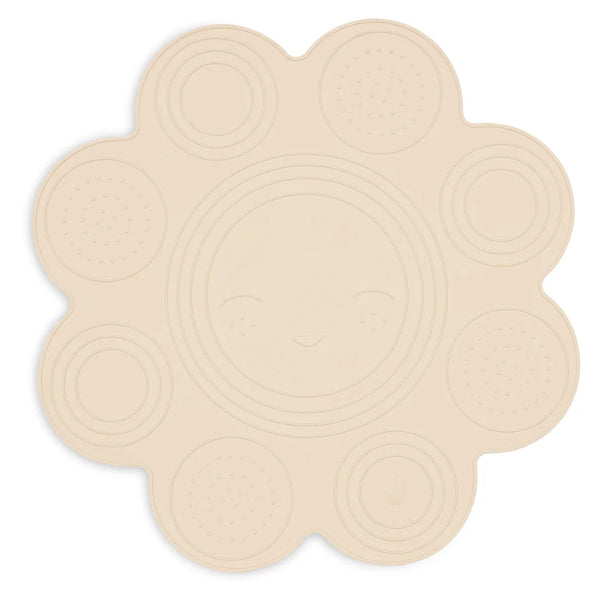 Bébé s’amuse et reste en sécurité avec le tapis de bain silicone Sun Sand. Antidérapant, durable et facile à nettoyer, parfait pour les moments de bain dès la naissance.