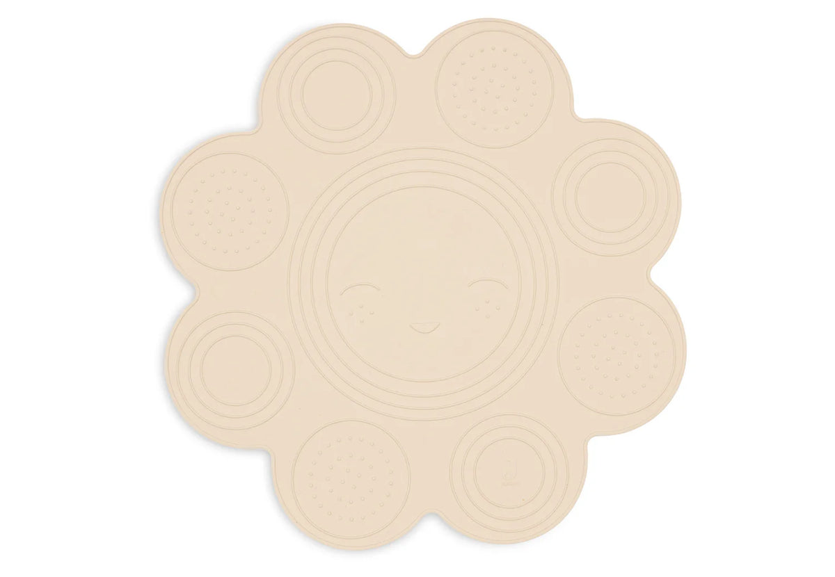Bébé s’amuse et reste en sécurité avec le tapis de bain silicone Sun Sand. Antidérapant, durable et facile à nettoyer, parfait pour les moments de bain dès la naissance.