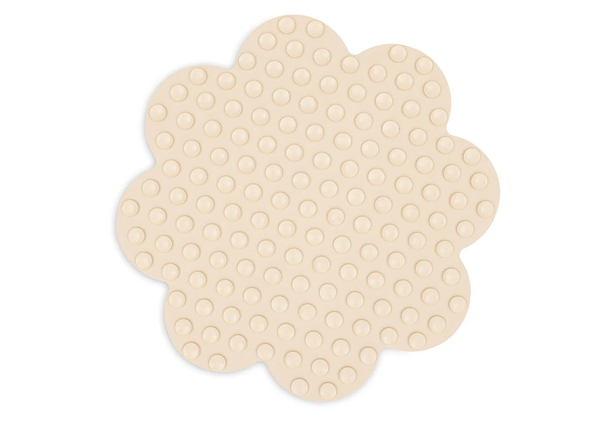 Bébé s’amuse et reste en sécurité avec le tapis de bain silicone Sun Sand. Antidérapant, durable et facile à nettoyer, parfait pour les moments de bain dès la naissance.