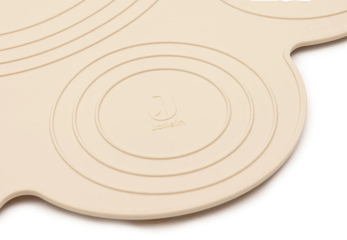 Bébé s’amuse et reste en sécurité avec le tapis de bain silicone Sun Sand. Antidérapant, durable et facile à nettoyer, parfait pour les moments de bain dès la naissance.