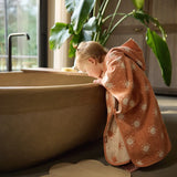 Bébé s’amuse et reste en sécurité avec le tapis de bain silicone Sun Sand. Antidérapant, durable et facile à nettoyer, parfait pour les moments de bain dès la naissance.